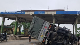 Hà Tĩnh: Xe tải nát bét sau khi tông trạm thu phí bỏ không trên QL1A