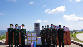 Điện Biên: Trao tặng vật chất phòng, chống dịch Covid-19 cho lực lượng bảo vệ biên giới Lào