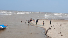 Nam Định: 3 nữ học sinh bị sóng biển cuốn mất tích
