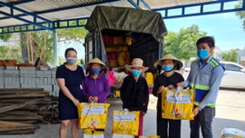 Trao hàng trăm suất quà cho các hộ khó khăn tại khu vực phong tỏa COVID - 19