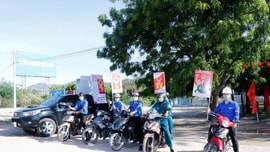 Đoàn viên Công ty Nhiệt điện Vĩnh Tân tuyên truyền bầu cử HĐND các cấp