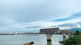 Quảng Nam: Cầu trăm tỷ 4 năm xây xong 4 trụ chơ vơ trên sông