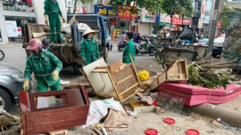 Hà Nội: Vật dụng gia đình không dùng vứt bỏ trên vỉa hè
