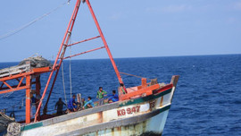 Cảnh sát biển truy đuổi bắt giữ tàu cá vi phạm IUU trên vùng biển Tây Nam