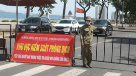Hàng rào chắn cấm người dân ra khỏi nhà ở Đà Nẵng 