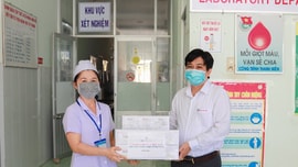 Nhiệt điện Vĩnh Tân 4 trao tặng 300 bộ xét nghiệm test nhanh COVID-19