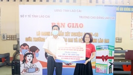 Lào Cai: Bàn giao 13 buồng lấy mẫu xét nghiệm và 10.000 test nhanh SARS- CoV- 2 cho các đơn vị phòng, chống dịch 