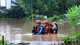 Lũ lụt nghiêm trọng tại Trung Quốc, 12 sông vượt mức cảnh báo