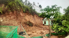Thừa Thiên - Huế: Khắc phục sạt lở sau bão số 5