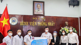 Petrolimex Sài Gòn trao tặng 500 triệu đồng hỗ trợ BV Dã chiến điều trị COVID-19 đa tầng Quận Tân Bình