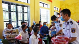 Hải đội 202 tuyên truyền biển, đảo cho người dân huyện Hải Lăng, tỉnh Quảng Trị