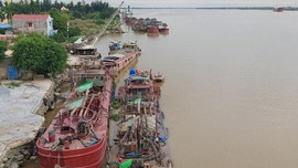 Bộ Công an phối hợp bắt giữ hơn 20 tàu hút cát lậu trên sông Văn Úc