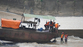 UBND tỉnh Quảng Trị chỉ đạo làm rõ nguyên nhân vụ lật tàu trên sông Thạch Hãn