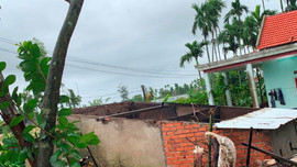 Quảng Ngãi: Lốc xoáy kinh hoàng, hàng chục nhà dân bị tốc mái