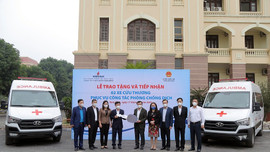 Petrovietnam trao tặng xe cứu thương cho tỉnh Nam Định