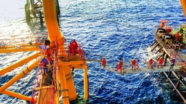 Kỷ niệm 60 năm Ngày truyền thống Ngành Dầu khí Việt Nam (27/11) Petrovietnam về đích trước 42 ngày chỉ tiêu khai thác dầu trong nước