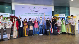 Đoàn khách du lịch "hộ chiếu vaccine" đầu tiên đến Khánh Hòa