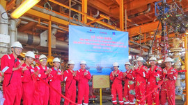 Kỷ niệm 60 năm Ngày Truyền thống Ngành Dầu khí Việt Nam (27/11): Cửu Long JOC gắn biển “Dự án khai thác khí mỏ Sư Tử Trắng giai đoạn 2A”