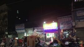 Tập kết rác “vô tội vạ" ngay trên trục đường Lĩnh Nam, Hà Nội: Chính quyền có buông lỏng trách nhiệm?