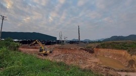 Bỉm Sơn – Thanh Hóa: Xúc đất nông trường đổ vào kho chứa nhà máy gạch 