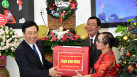 Phó Thủ tướng Phạm Bình Minh chúc mừng Giáng sinh đồng bào Công giáo tỉnh Thừa Thiên - Huế