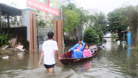 Quảng Nam: Mưa dài ngày, TP Tam Kỳ ngập sâu cả mét	