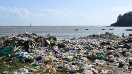 Biển Quảng Ngãi ngập rác sau mưa lũ