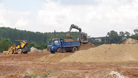 Thừa Thiên - Huế: Bất chấp “lệnh cấm”, bãi tập kết cát vẫn hoạt động