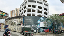 Dự án nhà ở kết hợp văn phòng làm việc tại 69 Triều Khúc (Hà Nội): Cần trục tháp treo đầu dân