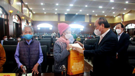 Chủ tịch nước Nguyễn Xuân Phúc tặng quà Tết cho người nghèo tại Đà Nẵng