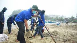 Quảng Ngãi: Cuộc chiến với rác thải nhựa ven biển