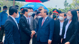 Chủ tịch nước thăm, tặng quà người lao động tại Quảng Ngãi
