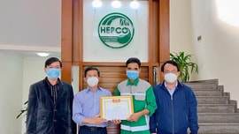 Huế: Nhặt nhẫn kim cương, công nhân quét rác trả lại người đánh rơi