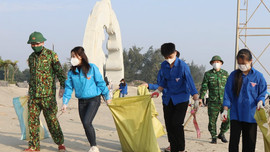 Tuổi trẻ Hà Tĩnh ra quân vệ sinh môi trường, làm sạch biển