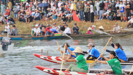 Huế tổ chức đua ghe, du khách chật kín sông Hương