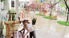 Thừa Thiên – Huế: Mưa trái mùa, lốc xoáy khiến nhiều nhà tốc mái