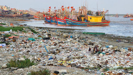 Thanh Hóa: Biển Ngư Lộc “ngập” trong…rác