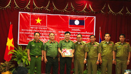 Chính phủ Lào tặng huy chương cao quý cho Công an tỉnh Thừa Thiên – Huế