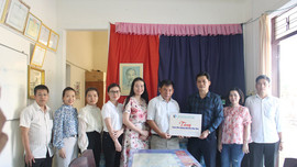 Báo Tài nguyên và Môi trường thăm, tặng quà Trạm Khí tượng hải văn Phú Quý