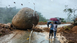 Điện Biên: Mưa kéo dài nhiều tuyến đường huyện Nậm Pồ sạt lở nghiêm trọng