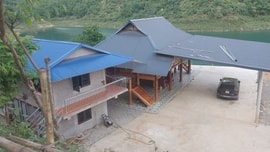 Đà Bắc – Hòa Bình: Buông lỏng quản lý, dân tùy tiện dựng nhà sát lòng hồ thủy điện?