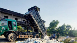 Hà Tĩnh: Bắt quả tang xe tải chở rác thải đổ ra môi trường