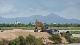 Phú Yên: Sông Đà Rằng nặng trĩu gánh cát