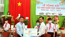 Công ty Vận chuyển Khí Đông Nam trao tặng 100 xe đạp cho học sinh hiếu học Bà Rịa - Vũng Tàu 