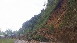 Lai Châu: Tỉnh lộ 124 và Quốc Lộ 4H sạt lở đất đá do mưa lớn kéo dài