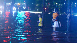 Hà Nội: Mưa lớn, nhiều tuyến phố ngập sâu