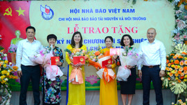 Trao Kỷ niệm chương "Vì sự nghiệp báo chí Việt Nam" cho 4 nữ nhà báo thuộc Chi hội Nhà báo Báo TN&MT