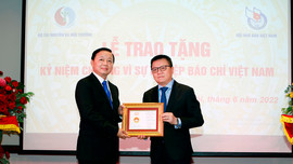 Chủ tịch Hội Nhà báo Việt Nam trao Kỷ niệm chương "Vì sự nghiệp báo chí Việt Nam"cho Bộ trưởng Trần Hồng Hà và Thứ trưởng Lê Công Thành