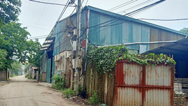 Phường Thượng Cát - quận Bắc Từ Liêm (Hà Nội): Nhà xưởng trái phép nhan nhản trên đất bãi ven sông