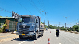 Quảng Ngãi: Mạnh tay xử lý xe rơi vãi đất đá, xe quá khổ, quá tải 